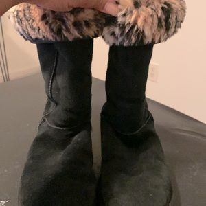 Preowned HURRY and Buy listed on other sites wont last..UGG women Boots size 9
